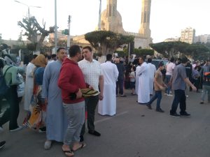 بالصور التذكارية والبلالين.. أهالي بنها يحتفلون بالعيد