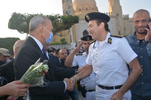 محافظ القليوبية يوزع الورود والهدايا على المواطنين احتفالا بعيد الفطر - صور