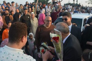 محافظ القليوبية يوزع الورود والهدايا على المواطنين احتفالا بعيد الفطر - صور