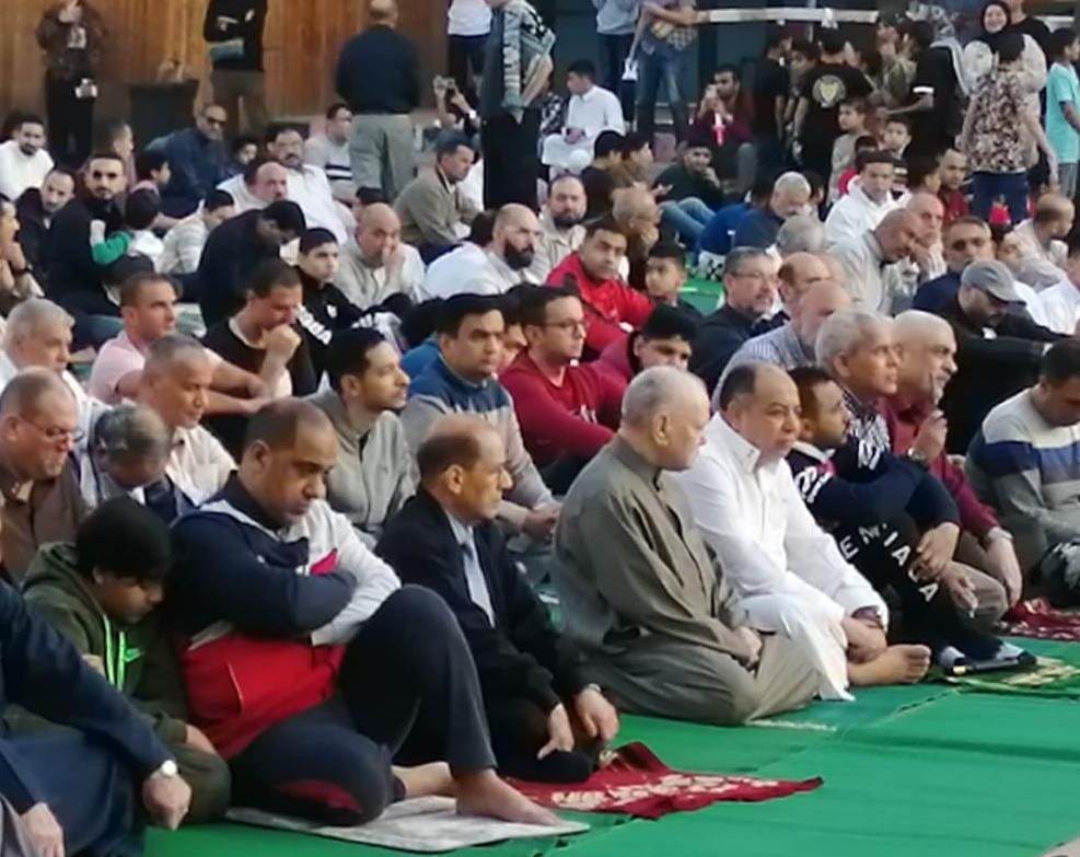 رئيس هيئة شبان بنها يؤدي صلاة العيد وسط جموع المواطنيين رئيس هيئة شبان بنها يؤدي صلاة العيد وسط جموع المواطنيين