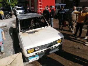 السيطرة على حريق داخل سيارة بمدينة بنها دون خسائر بالأرواح - صور