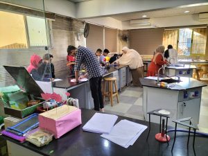 طلاب شبان بنها يؤدون اختبارات المواد العلمية