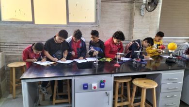 طلاب شبان بنها يؤدون اختبارات المواد العلمية