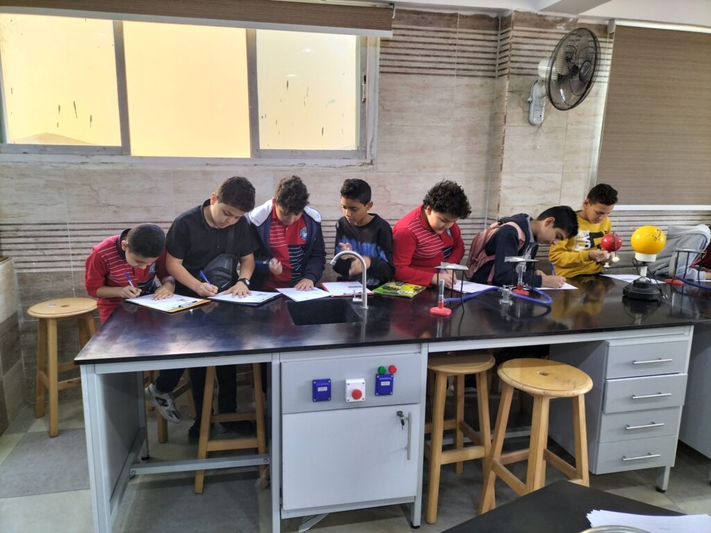 طلاب شبان بنها يؤدون اختبارات المواد العلمية