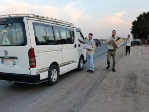 جوالة مركز شباب قلما ينفذون مبادرة إفطار الطريق لإطعام المسافرين على الطريق الزراعي بالقليوبية