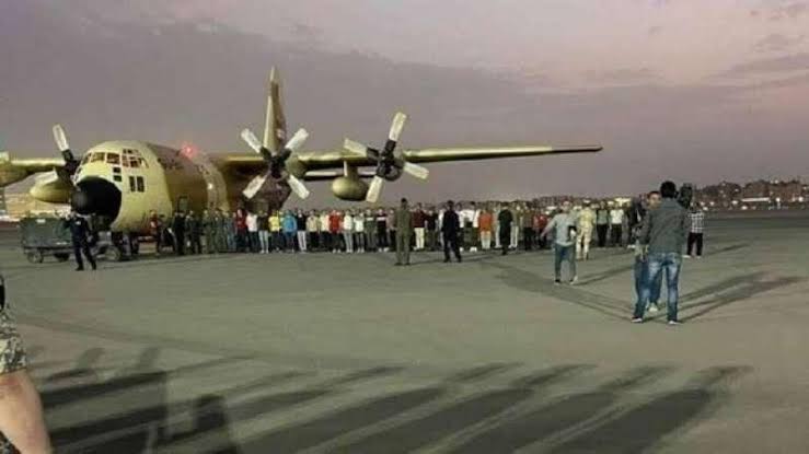 الخارجية المصرية: إجلاء 904 مواطناً مصرياً من السودان الخارجية المصرية: إجلاء 904 مواطناً مصرياً من السودان