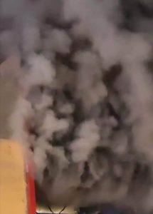 صور - السيطرة على حريق في معرض للأجهزة الكهربائية بالقليوبية