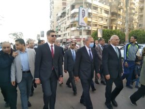صور - محافظ القليوبية يشارك المواطنين احتفالاتهم بعيد الفطر ببنها