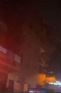 صور - السيطرة على حريق في معرض للأجهزة الكهربائية بالقليوبية