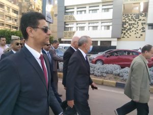 صور - محافظ القليوبية يشارك المواطنين احتفالاتهم بعيد الفطر ببنها