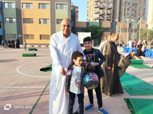 رئيس هيئة شبان بنها يؤدي صلاة العيد وسط جموع المواطنيين