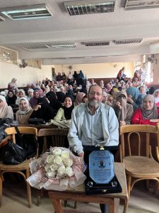 كان بيطبعلهم الكتب ببلاش .. طالبات هندسة الأزهر يكرمن أستاذهن لإخلاصه في العمل