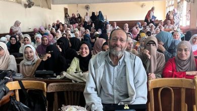 كان بيطبعلهم الكتب ببلاش .. طالبات هندسة الأزهر يكرمن أستاذهن لإخلاصه في العمل كان بيطبعلهم الكتب ببلاش .. طالبات هندسة الأزهر يكرمن أستاذهن لإخلاصه في العمل
