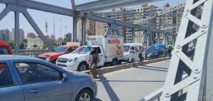 تعطل حركة المرور أعلى كوبري بنها القديم بسبب اصطدام سيارة نقل بهيكل الكوبري