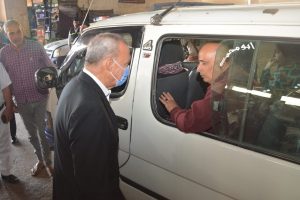 محافظ القليوبية يتأكد من التزام السائقين بتعريفة الركوب الجديدة - صور