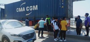 تعطل حركة المرور أعلى كوبري بنها القديم بسبب اصطدام سيارة نقل بهيكل الكوبري