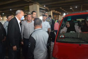 محافظ القليوبية يتأكد من التزام السائقين بتعريفة الركوب الجديدة - صور