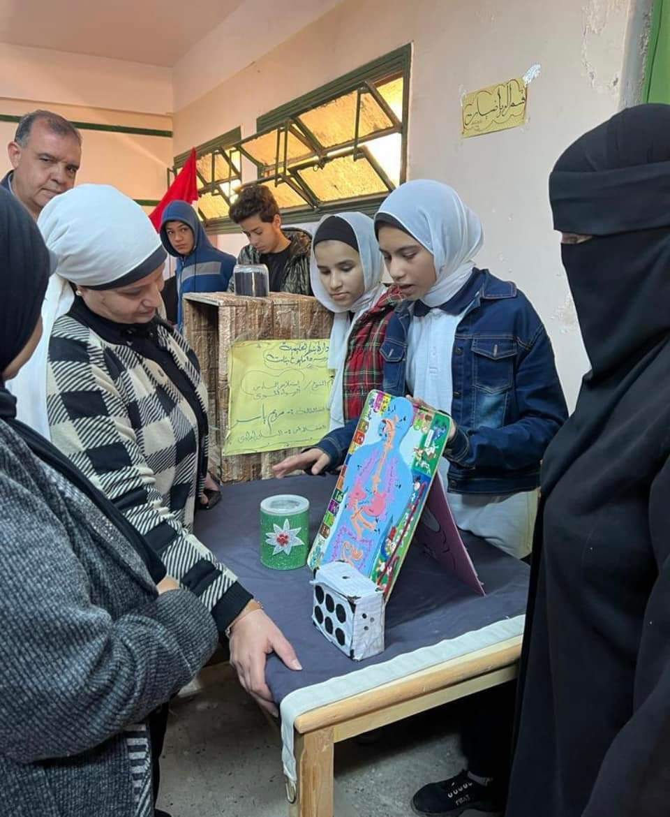 تكريم طالبة ومديرة 15 مايو الإعدادية ببنها للتصعيد في مسابقة الإبتكارات العلمية