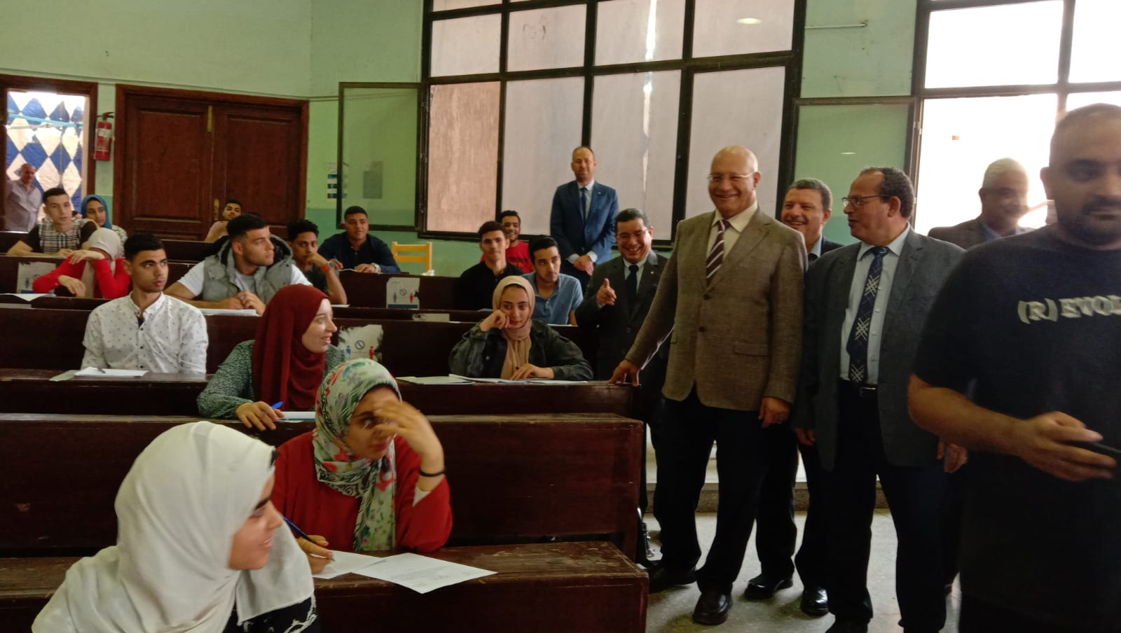 رئيس جامعة بنها يتفقد الامتحانات بكليتي التربية والحقوق
