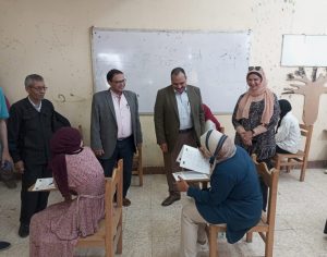نائب رئيس جامعة بنها يتفقد الامتحانات بكلية التربية النوعية
