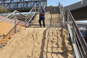 بدء أعمال تكسير السلالم الخرسانية لكوبري مُشاة وابور الثلج