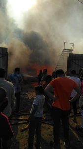 السيطرة على حريق اندلع في مصنع للقطن بالقناطر الخيرية - صور