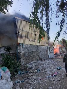 السيطرة على حريق اندلع في مصنع للقطن بالقناطر الخيرية - صور