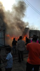 السيطرة على حريق اندلع في مصنع للقطن بالقناطر الخيرية - صور