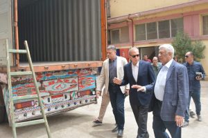 محافظ القليوبية يتفقد إحدى شركات صناعة الغزل والمنسوجات بشبرا الخيمة - صور
