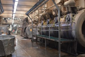 محافظ القليوبية يتفقد إحدى شركات صناعة الغزل والمنسوجات بشبرا الخيمة - صور