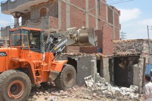 محافظ القليوبية يُتابع إزالة حالات متعارضة مع الطريق الحر "بنها - المنصورة" - صور