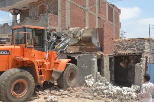 محافظ القليوبية يُتابع إزالة حالات متعارضة مع الطريق الحر "بنها - المنصورة" - صور