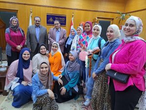 رئيس جامعة بنها يستعرض منتجات طلاب الإقتصاد المنزلي بنوعية بنها