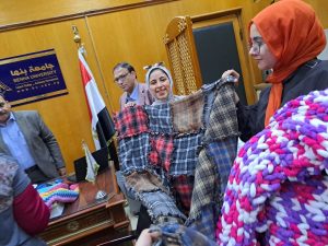 رئيس جامعة بنها يستعرض منتجات طلاب الإقتصاد المنزلي بنوعية بنها