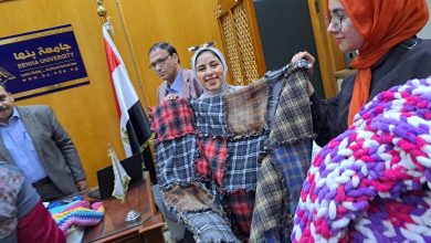 رئيس جامعة بنها يستعرض منتجات طلاب الإقتصاد المنزلي بنوعية بنها