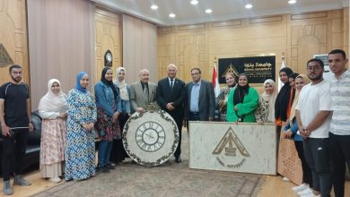ضمن مشروعات التخرج الفنية .. طلاب نوعية بنها يهدون جدارية لجامعة بنها