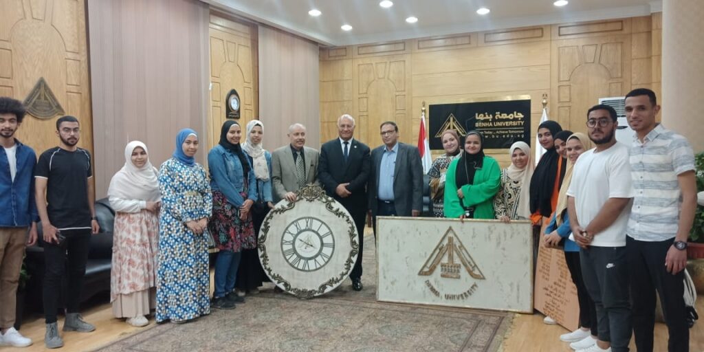 ضمن مشروعات التخرج الفنية .. طلاب نوعية بنها يهدون جدارية لجامعة بنها
