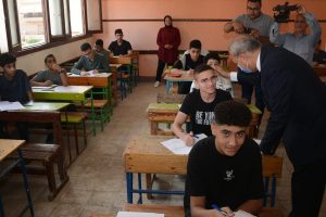 محافظ القليوبية يتفقد سير امتحانات الشهادة الإعدادية بالمدارس 