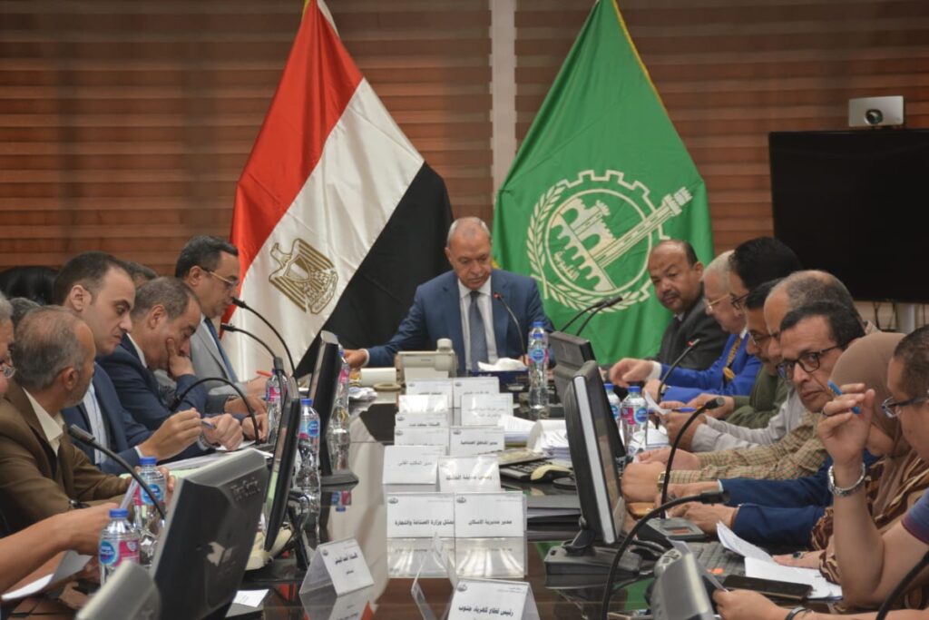 محافظ القليوبية: لقاءات دورية بالمستثمرين لبحث كافة المعوقات ووضع الحلول الفورية محافظ القليوبية: لقاءات دورية بالمستثمرين لبحث كافة المعوقات ووضع الحلول الفورية
