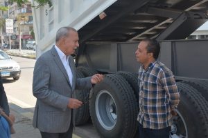 محافظ القليوبية يسلم سيارة قلاب 54 طن لصالح حي شرق شبرا الخيمة