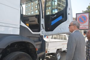 محافظ القليوبية يسلم سيارة قلاب 54 طن لصالح حي شرق شبرا الخيمة