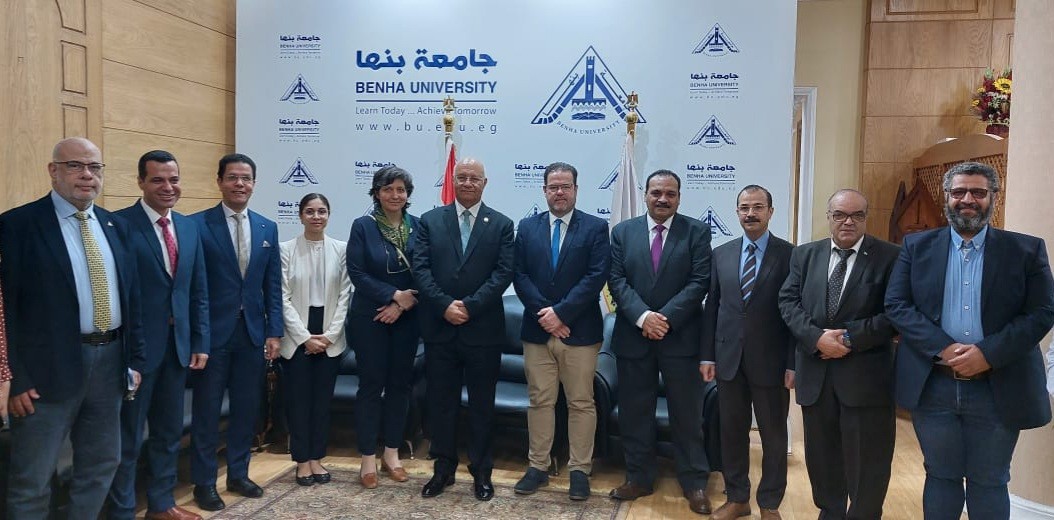 رئيس جامعة بنها يستقبل وفدا من خبراء منظمة التعاون الاقتصادي والتنمية