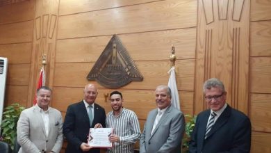 رئيس جامعة بنها يكرم فريق الطوارئ بالمستشفيات الجامعية ومديرية الصحة بالقليوبية