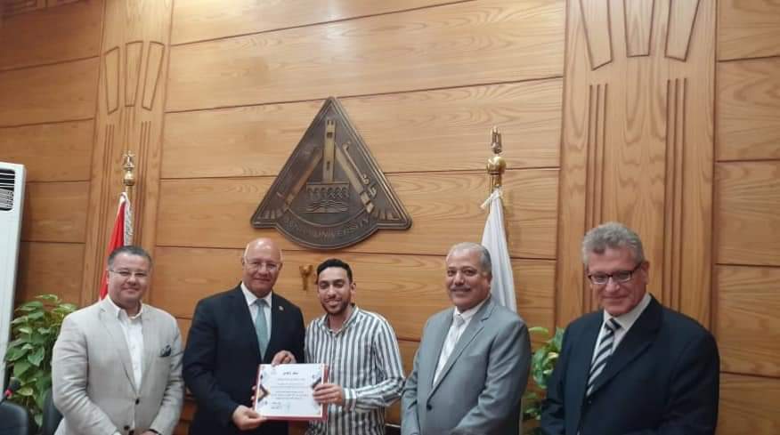 رئيس جامعة بنها يكرم فريق الطوارئ بالمستشفيات الجامعية ومديرية الصحة بالقليوبية رئيس جامعة بنها يكرم فريق الطوارئ بالمستشفيات الجامعية ومديرية الصحة بالقليوبية
