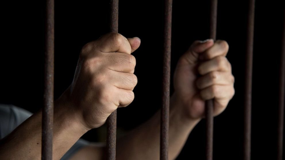 السجن 5 سنوات لعامل وبراءة نجله لاتهامه بالشروع في قتل شخص خلال مشاجرة بالقليوبية