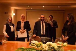 تكريم الدكتورة أماني إبراهيم وفريق العمل على جهودهم في حياة كريمة