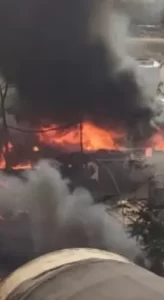صور - السيطرة على حريق داخل جراج سيارات نقل الوقود بالقليوبية