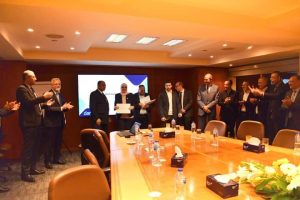 تكريم الدكتورة أماني إبراهيم وفريق العمل على جهودهم في حياة كريمة