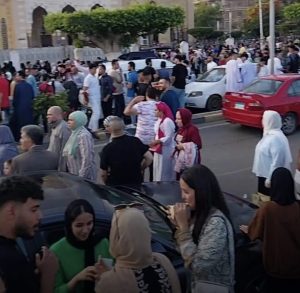 بلالين وصور تذكارية .. أهالي بنها يحتفلون بالعيد على كورنيش النيل