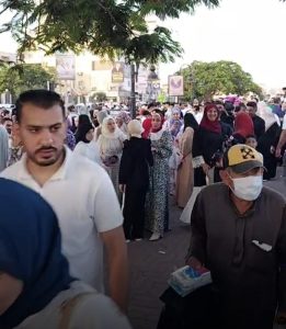 بلالين وصور تذكارية .. أهالي بنها يحتفلون بالعيد على كورنيش النيل